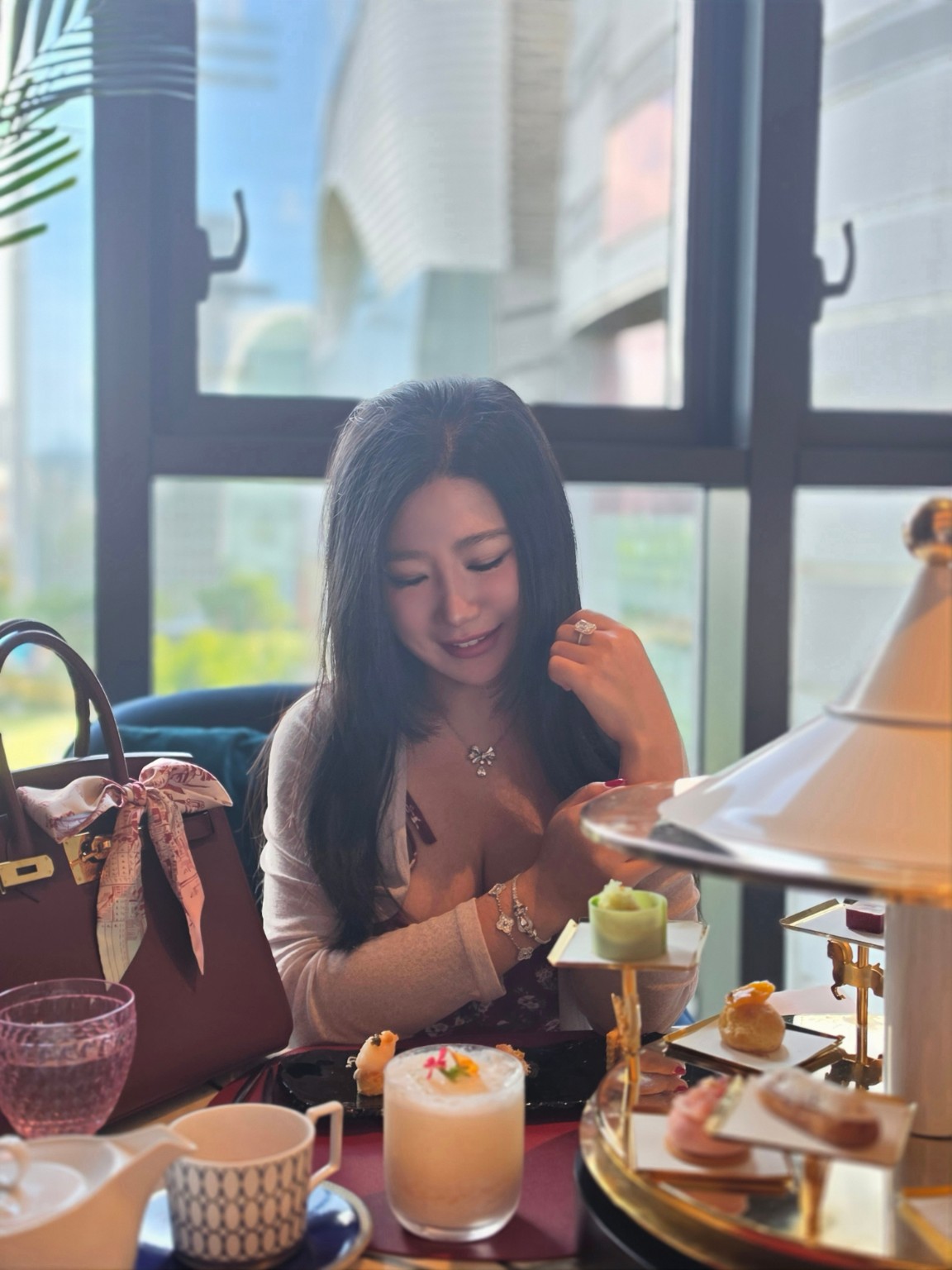 주얼리를 착용한 김태희 대표